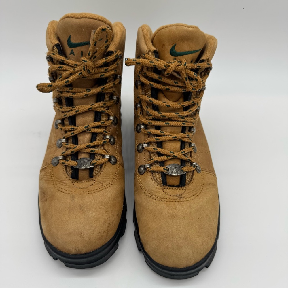 Nike Air Kids Tan Boots with Black Soles - Picture 2 of 8
